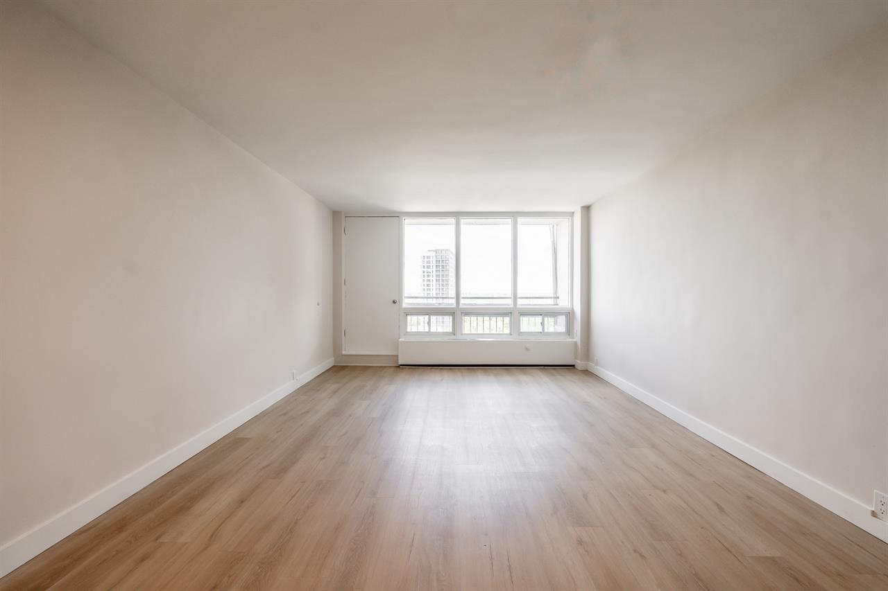 Line 05 - 2121 Tupper Street, Montréal