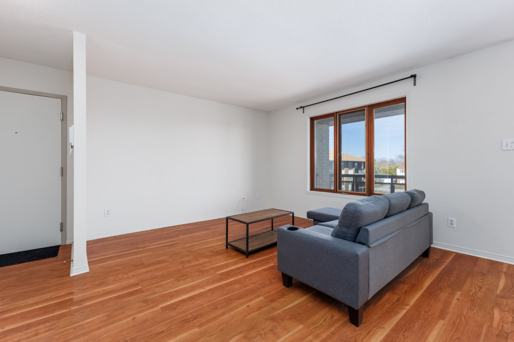 Gtand Condo à Louer, 3 Chambres, Remise