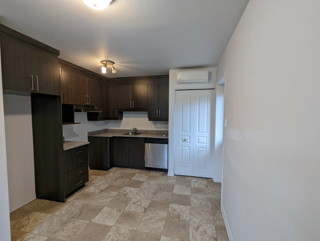 1 Bed Condo! 3 1/2 Très Bien Situé!