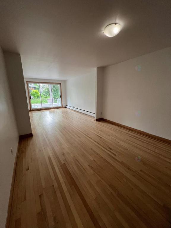 Grand 8 1/2 de 2200 pc Garage et cour privée Ahuntsic Montréal - Appartement