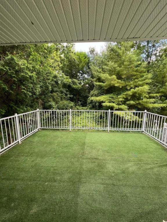 Grand 8 1/2 de 2200 pc Garage et cour privée Ahuntsic Montréal - Appartement