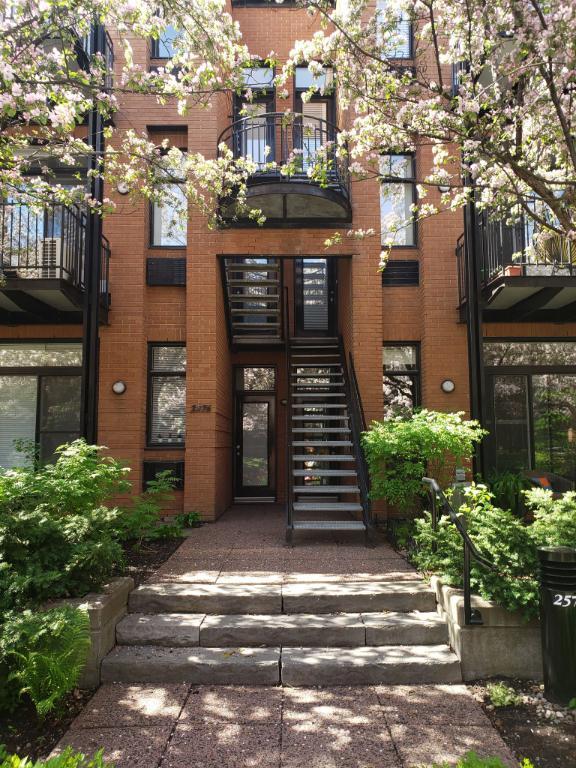 *** Tout meublé - Stationnement int. (optionel au besoin). - pas d'animaux - disponible à partir du 15 octobre 2025 ***