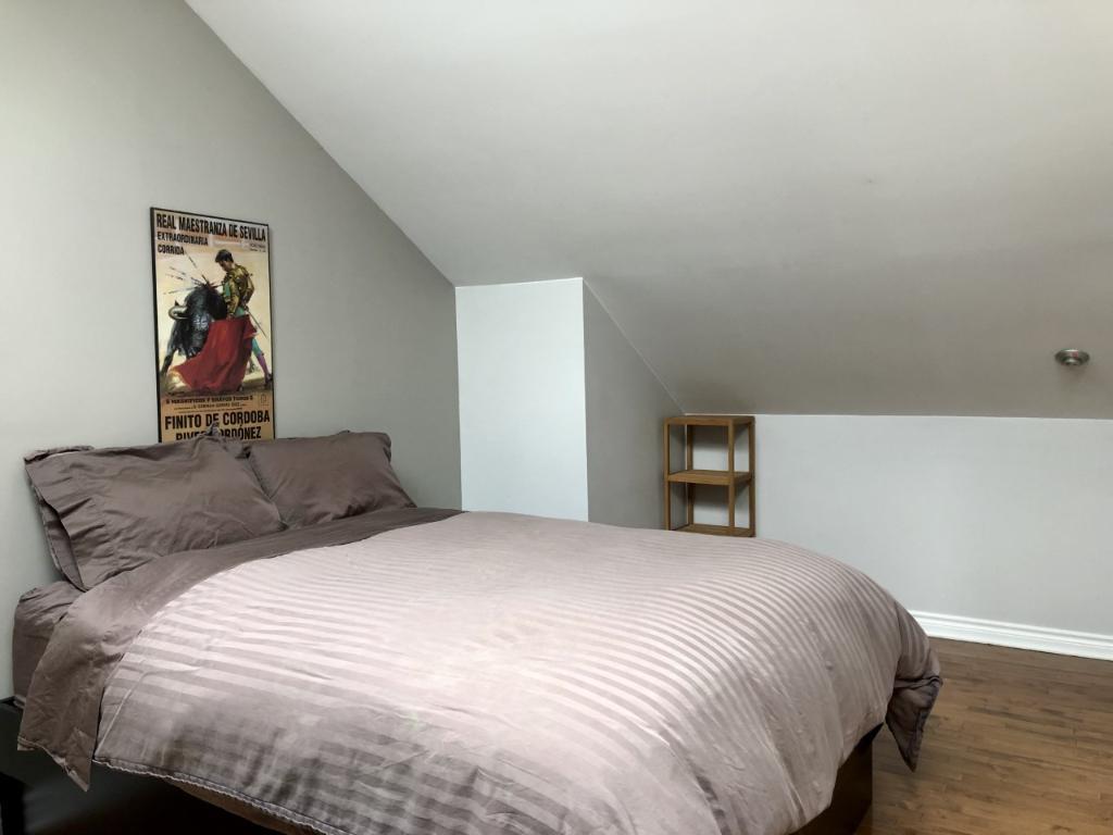 *** Tout meublé - Stationnement int. (optionel au besoin). - pas d'animaux - disponible à partir du 15 octobre 2025 ***