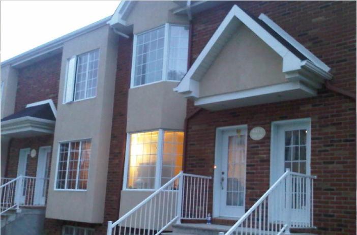A LOUER *** CONDO / MAISON DE VILLE AVEC GARAGE A LAVAL *** FAUT VOIR –