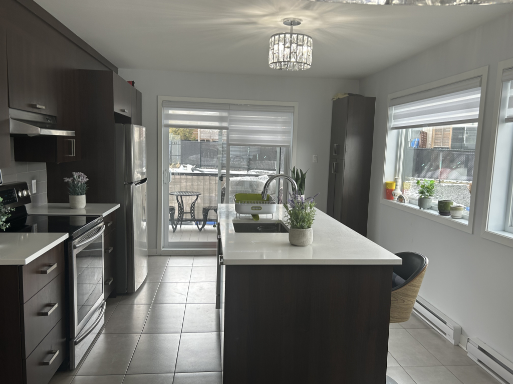 Grande, Moderne 5 1/2 Style Condo A Sain