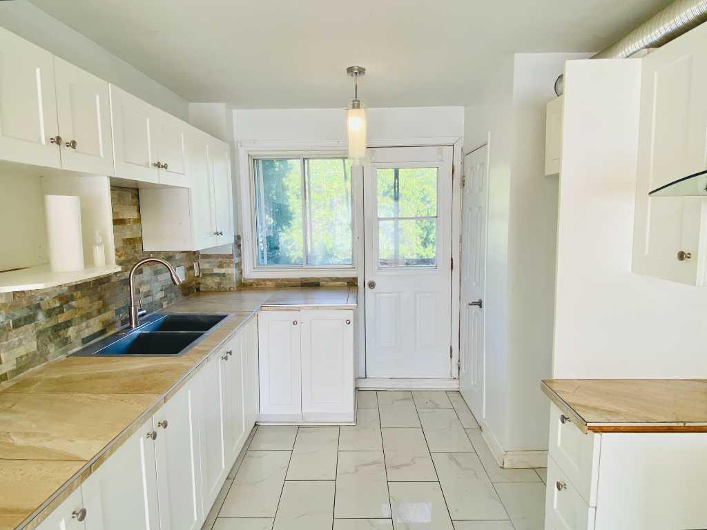 Grand 5 ½ HYDRO incl, chauffé, RDC rez-de-chaussé d'un duplex, GARAGE et TERASSE, 1000 pi2, cour privée, parking ext, appartement 5 1/2 Laval Duvernay
