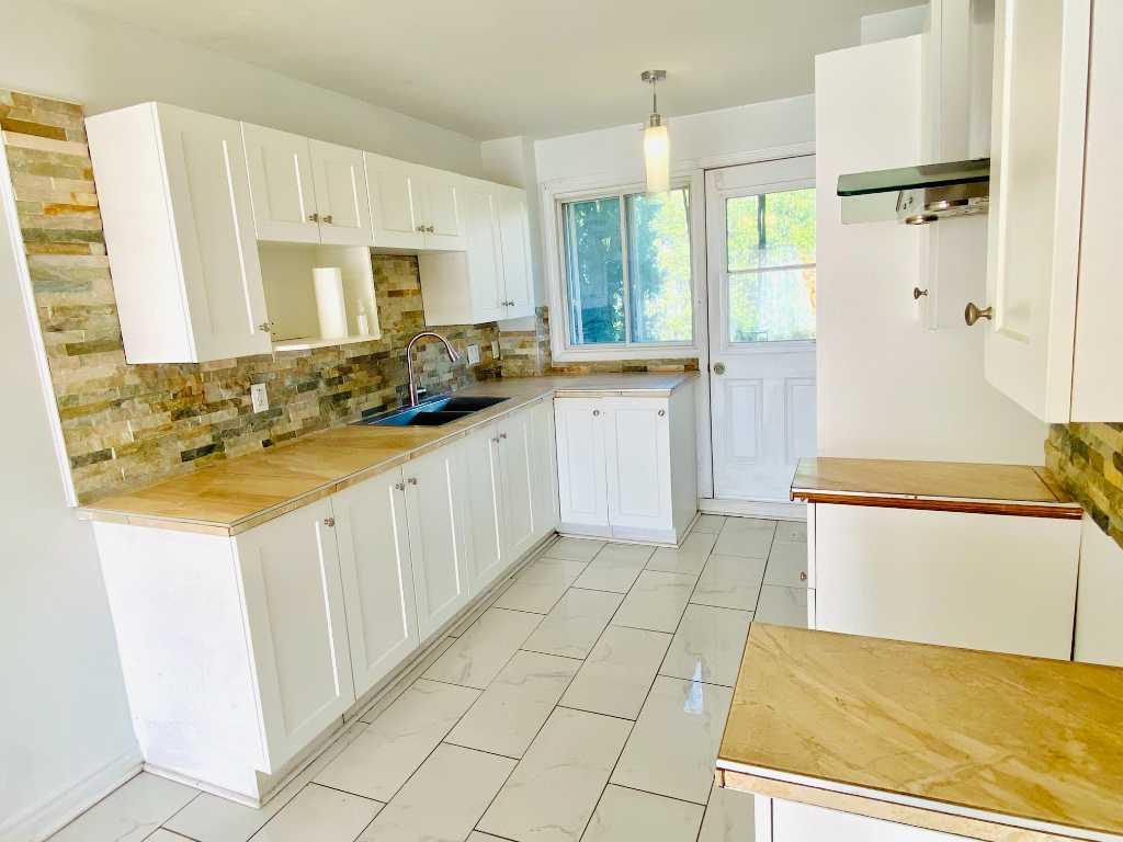 Grand 5 ½ HYDRO incl, chauffé, RDC rez-de-chaussé d'un duplex, GARAGE et TERASSE, 1000 pi2, cour privée, parking ext, appartement 5 1/2 Laval Duvernay