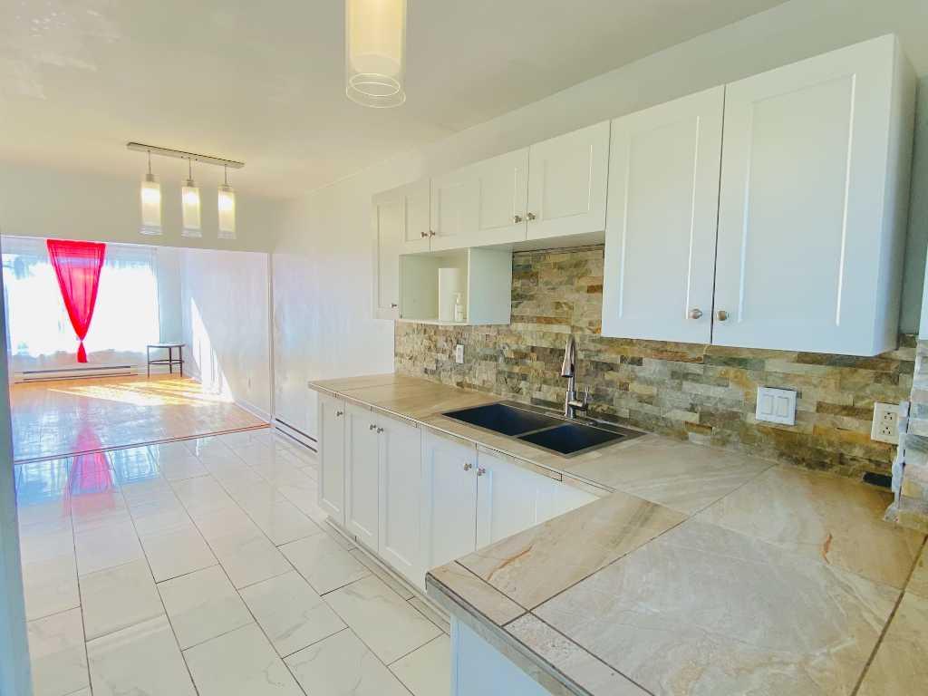 Grand 5 ½ HYDRO incl, chauffé, RDC rez-de-chaussé d'un duplex, GARAGE et TERASSE, 1000 pi2, cour privée, parking ext, appartement 5 1/2 Laval Duvernay