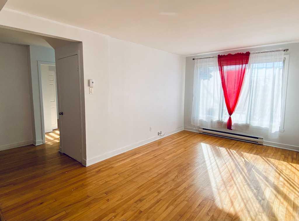 Grand 5 ½ HYDRO incl, chauffé, RDC rez-de-chaussé d'un duplex, GARAGE et TERASSE, 1000 pi2, cour privée, parking ext, appartement 5 1/2 Laval Duvernay