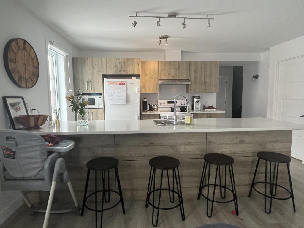 DISPONIBLE 1ER JUILLET – Beau grand 4½ lumineux de 1250 pc