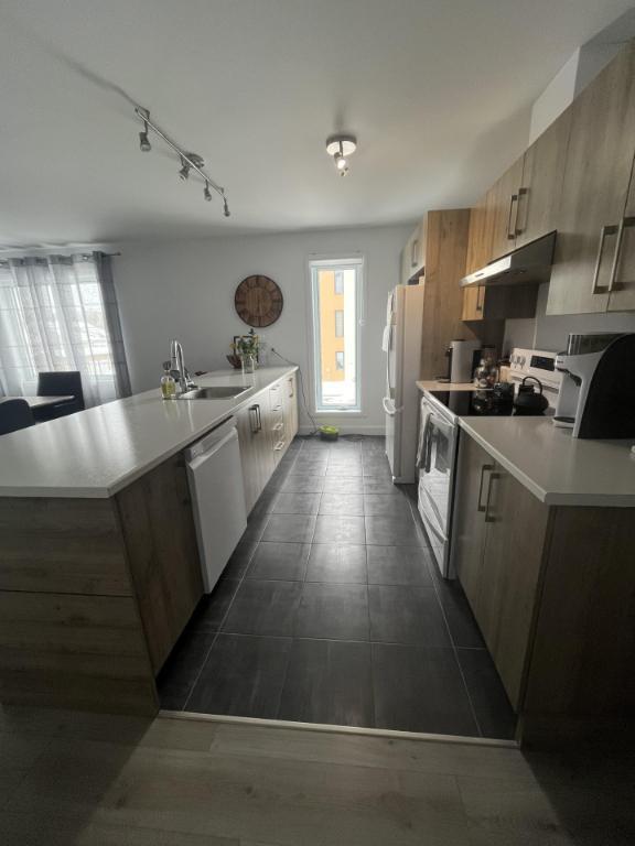 DISPONIBLE 1ER JUILLET – Beau grand 4½ lumineux de 1250 pc