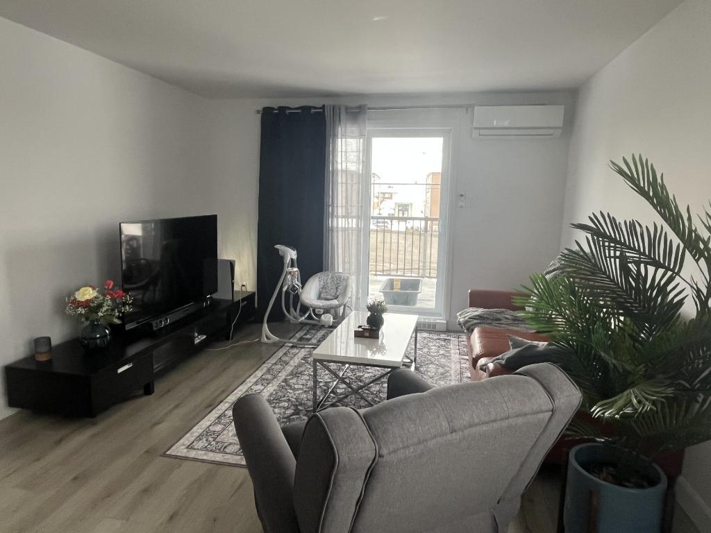 DISPONIBLE 1ER JUILLET – Beau grand 4½ lumineux de 1250 pc