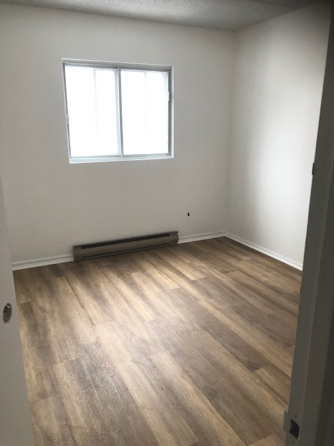 Beau 4 1/2 Lumineux Dans Petit Immeuble