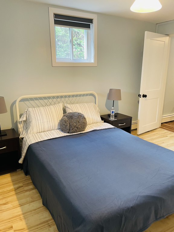 CHAMBRE MEUBLÉE AU SEMI SOUS-SOL