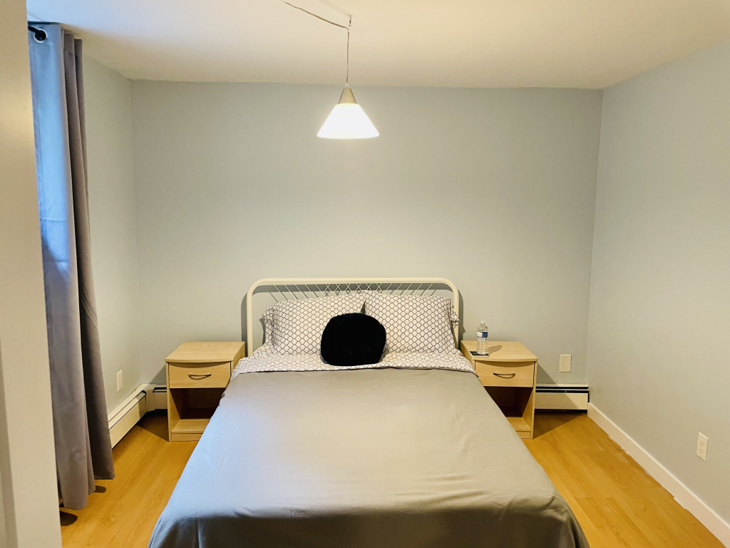 CHAMBRE MEUBLÉE AU SEMI SOUS-SOL
