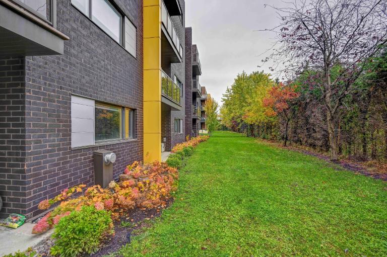 2 CH - 1 SDB - Longueuil - $1,725 /mo