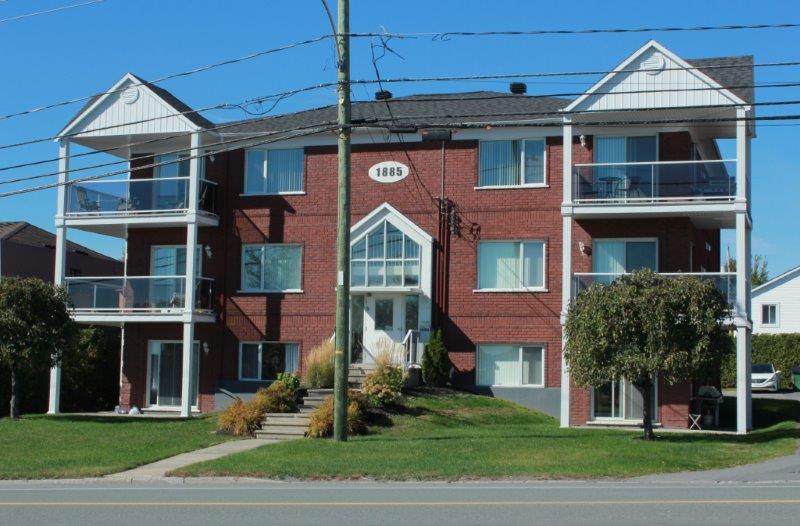Très grand 4 1/2 à louer type condo,