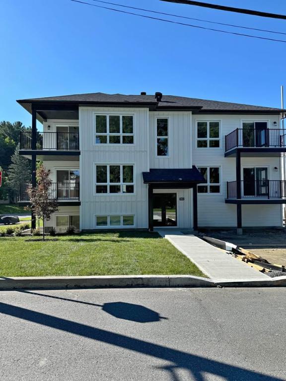 Grand 4 1/2 à louer à Waterloo sur ave du Parc