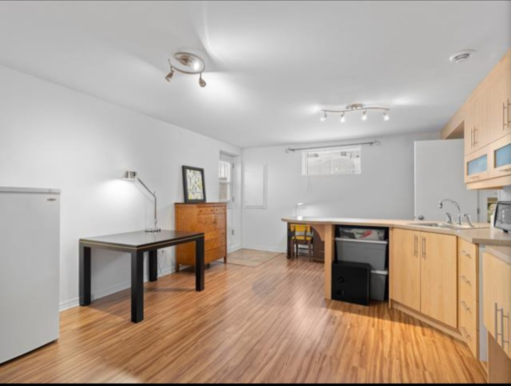3 Et Demi Dans Un Bachelor Lumineux