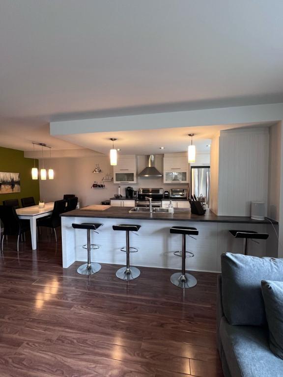 Condo 4 1/2 à louer (1200 pi2)