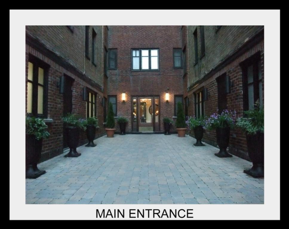 Everything included except wifi! - Beautiful, renovated, huge 3 1/2 , art deco, AAA location (Montreal)