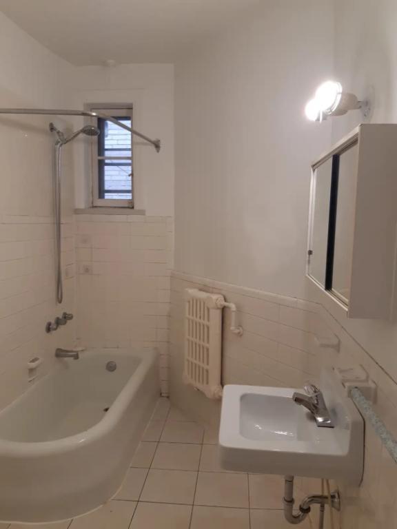 A spacious 5½ apartment in NDG (Monkland Village) available for July 1st / Un grand 5½ à NDG (Village Monkland) disponible à partir du 1er juillet