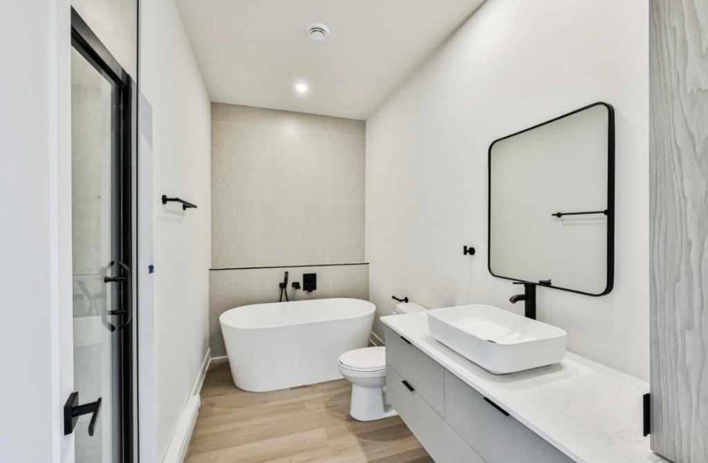Bel appartement 5 1/2 dernier étage lumineux avec matériaux de qualités à 2 minutes à pieds de la plage Major