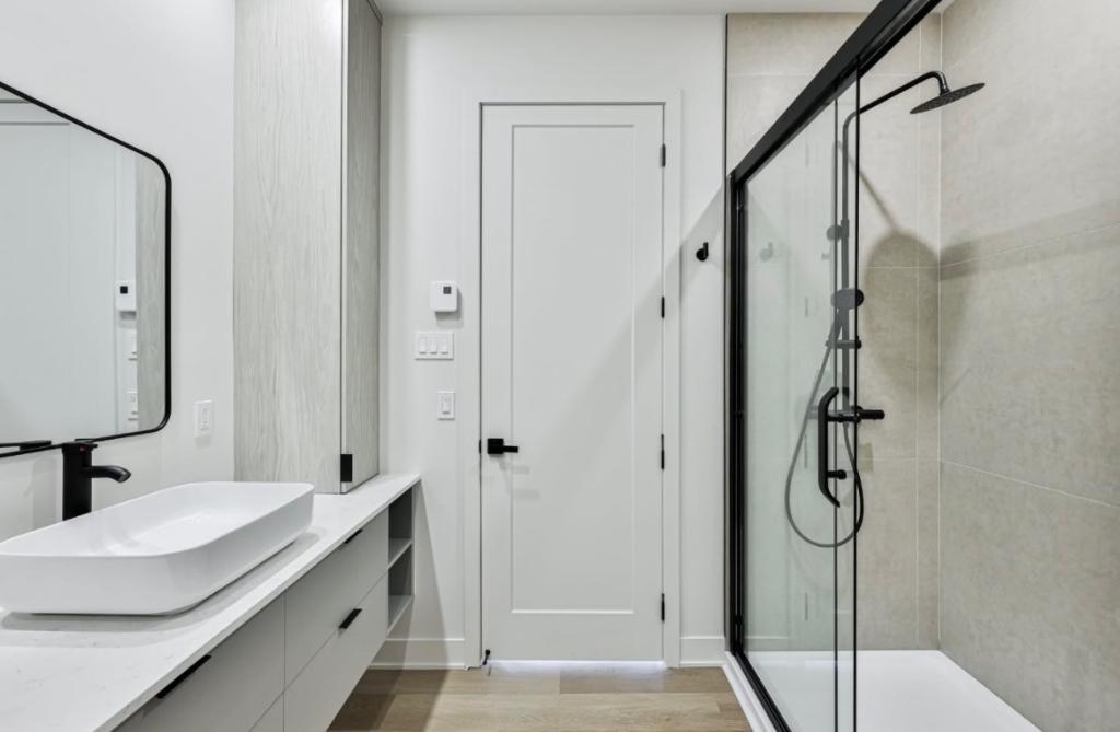 Bel appartement 5 1/2 dernier étage lumineux avec matériaux de qualités à 2 minutes à pieds de la plage Major