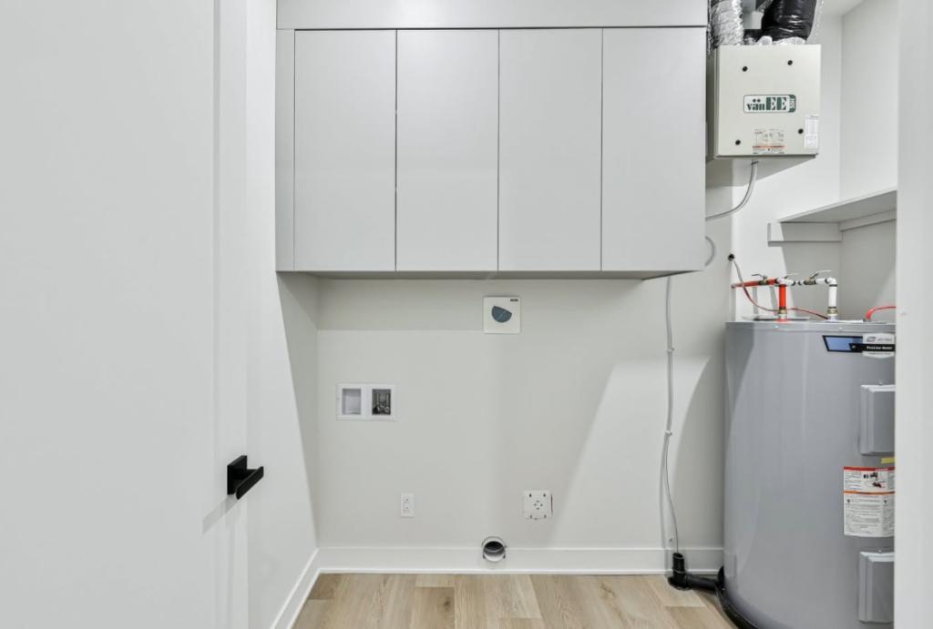 Bel appartement 5 1/2 dernier étage lumineux avec matériaux de qualités à 2 minutes à pieds de la plage Major