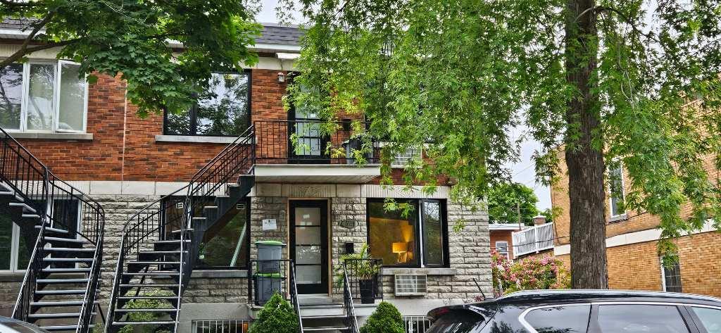 Grand 4 1/2 lumineux avec salon double , 2 chambres fermées, disponible 1 juin, Rosemont petite Patrie, deuxième étage Duplex