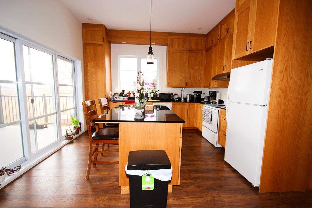 St-Damase Logement 1300 pi ca, 2 chambres, 2s/bains , entièrement meublé