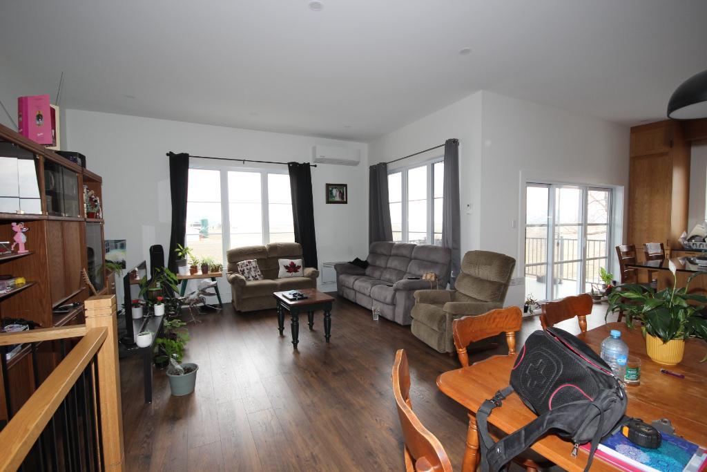 St-Damase Logement 1300 pi ca, 2 chambres, 2s/bains , entièrement meublé