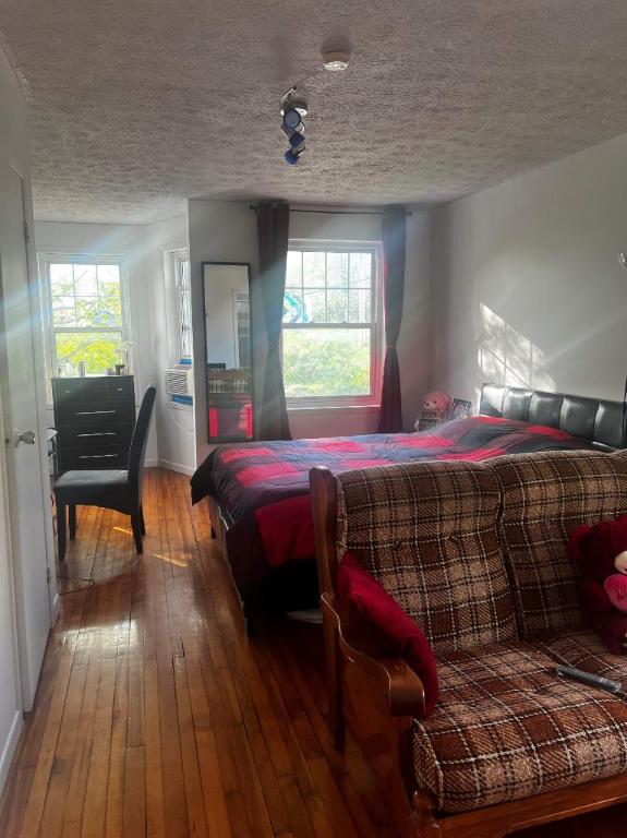 1 CH - 1 SDB - Sherbrooke - $750 /mo