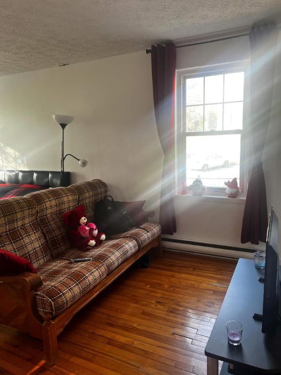 1 CH - 1 SDB - Sherbrooke - $750 /mo
