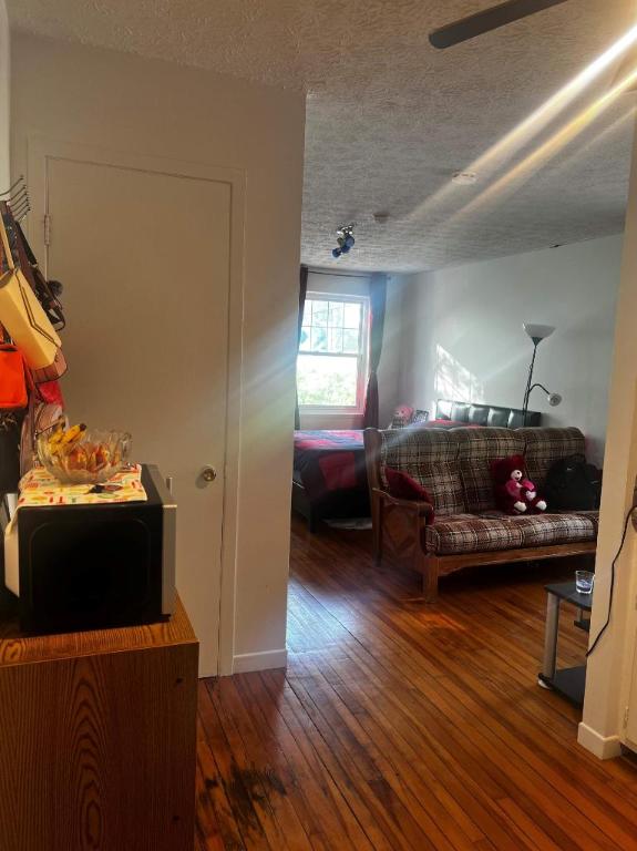 1 CH - 1 SDB - Sherbrooke - $750 /mo
