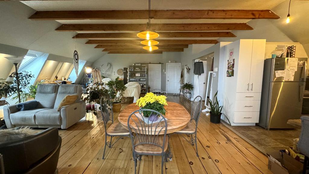 MAGNIFIQUE LOFT – VIEUX-TERREBONNE (ANCESTRALE, BOISERIE, CACHET UNIQUE)