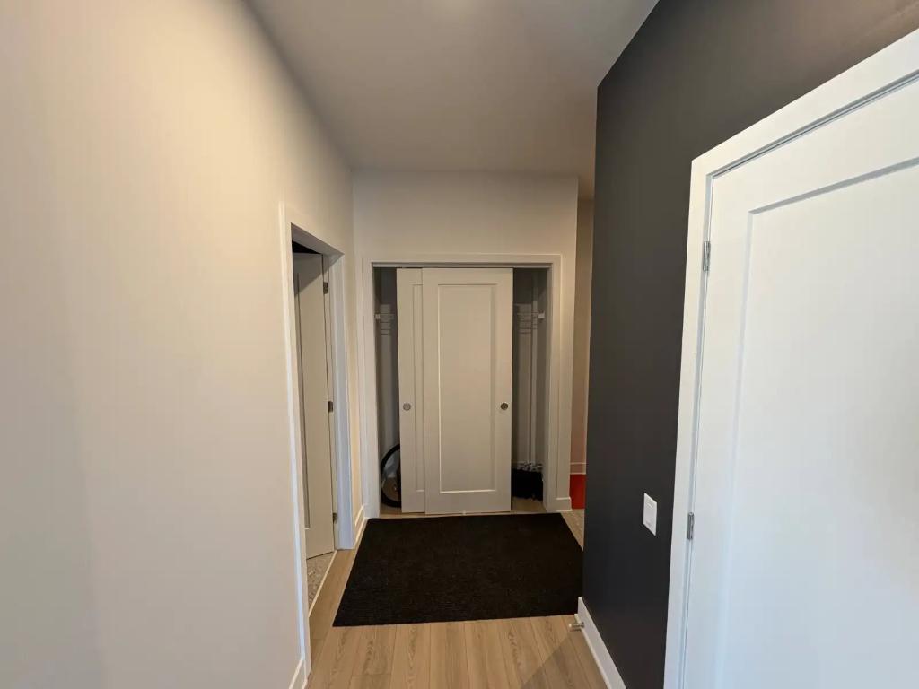 🏡 4 1/2 Neuf & Lumineux | Piscine + Air Climatisé + Stationnement – Laval