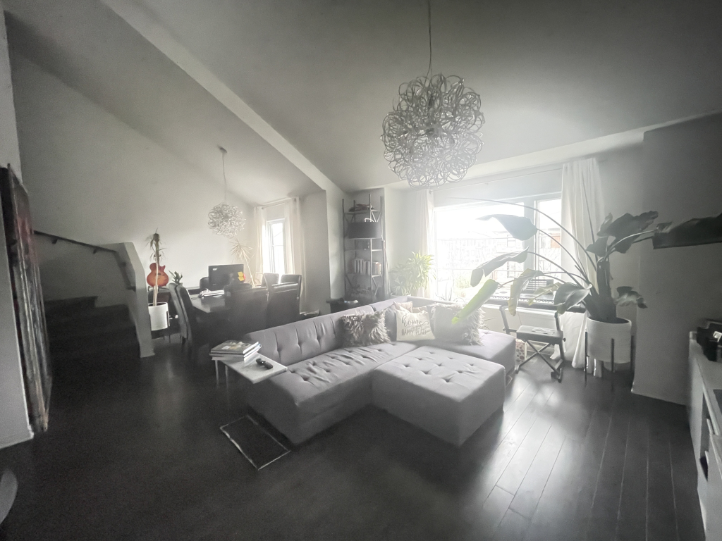 Magnifique 4 ½ + Mezzanine (2 Garages)