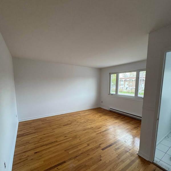 6 1/2 Longueuil, cour privée, 2 places stationnement