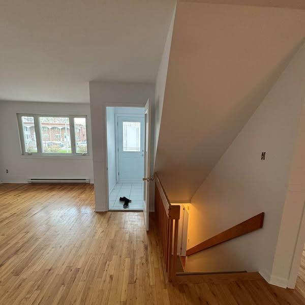 6 1/2 Longueuil, cour privée, 2 places stationnement