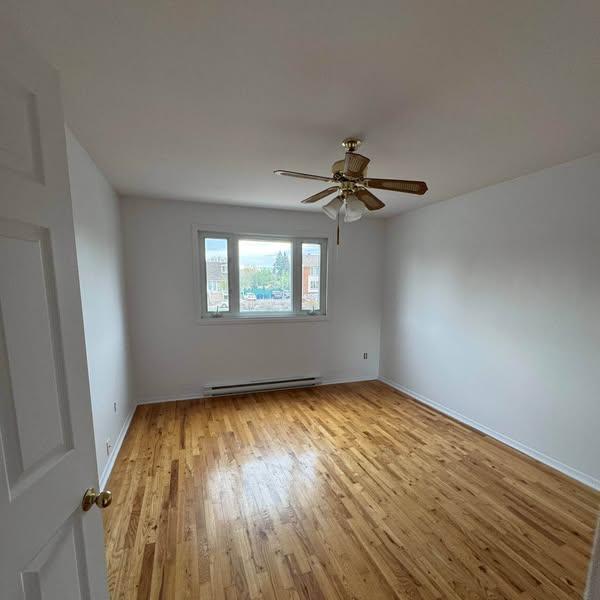 6 1/2 Longueuil, cour privée, 2 places stationnement