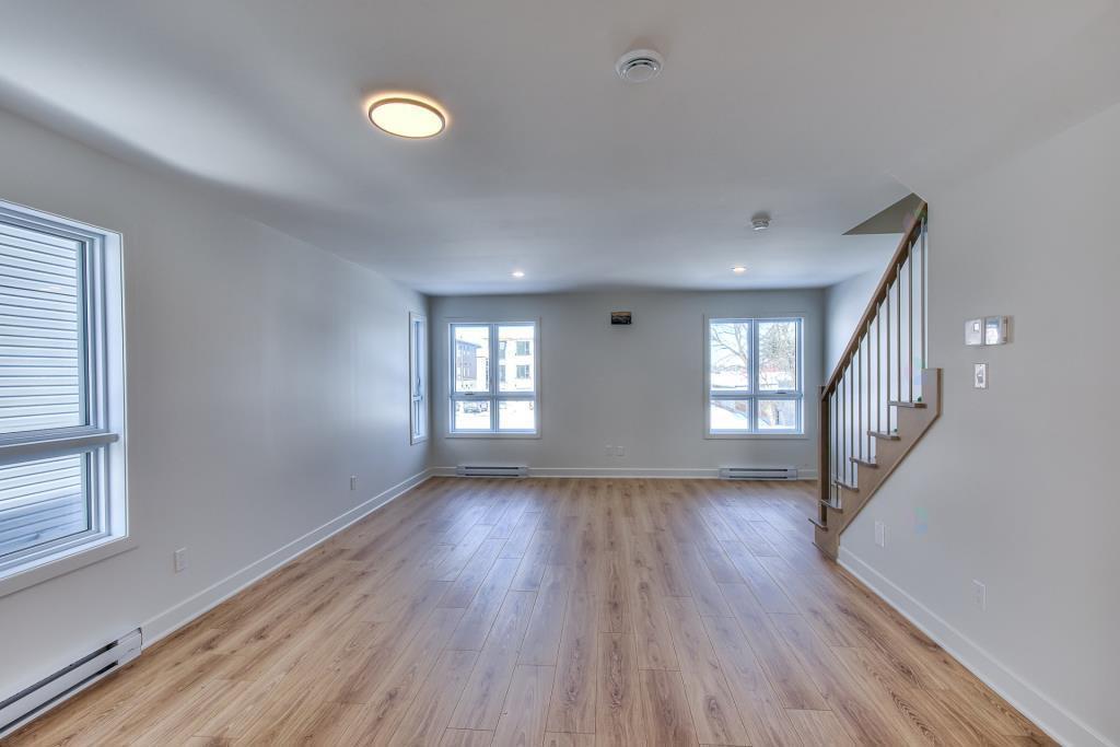 Immense 5-1/2 sur 2 étages + stationnement intérieur à Terrebonne/Lorraine/Blainville - LUXE