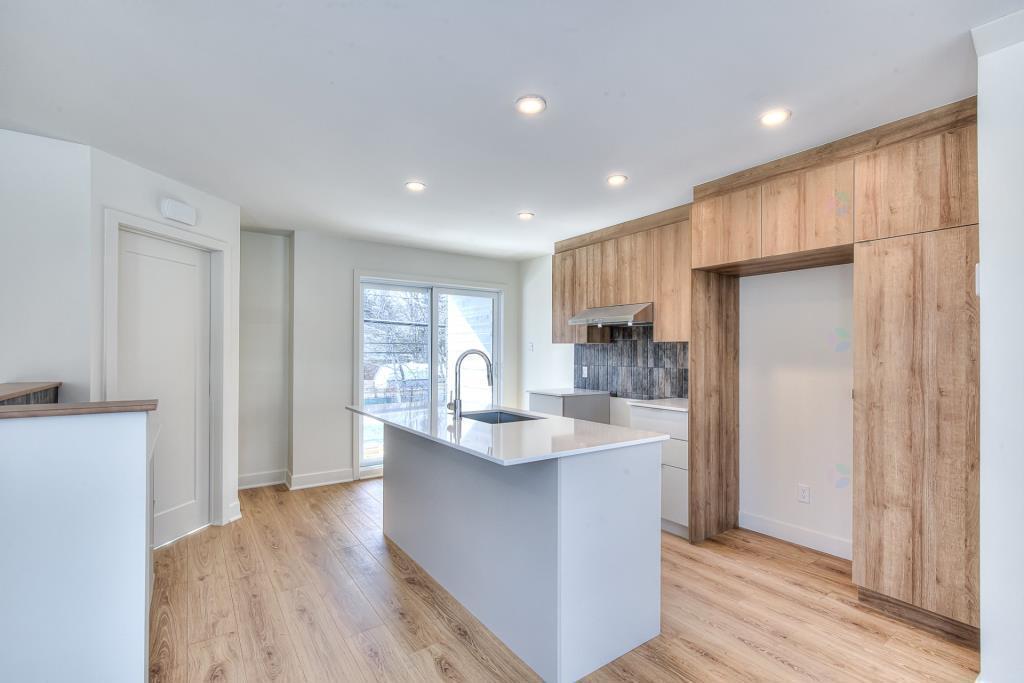 Immense 4-1/2 sur deux étages + stationnement intérieur à Terrebonne/Lorraine/Blainville - LUXE