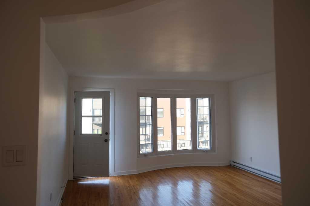 Grand 5 ½ à louer à Chomedey – Emplacement idéal!