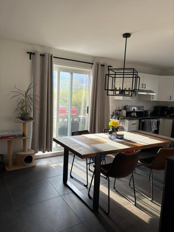 Grand logement 5 1/2 à louer, Chambly, Québec