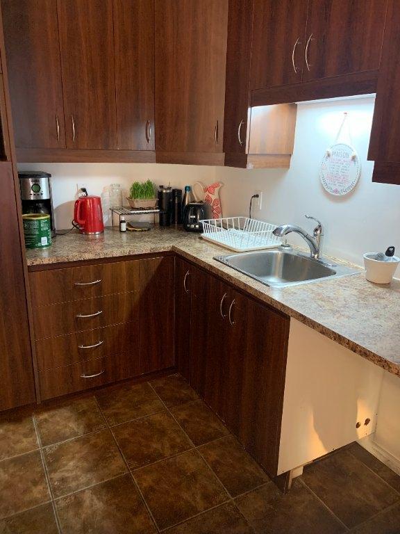 Magnifique Condo/jumelé très lumineux, entrée indépendante avec balcon, longue durée, 2 stationnements inclus. Proximité écoles, garderie, commerces