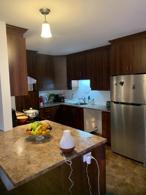 Magnifique Condo/jumelé très lumineux, entrée indépendante avec balcon, longue durée, 2 stationnements inclus. Proximité écoles, garderie, commerces
