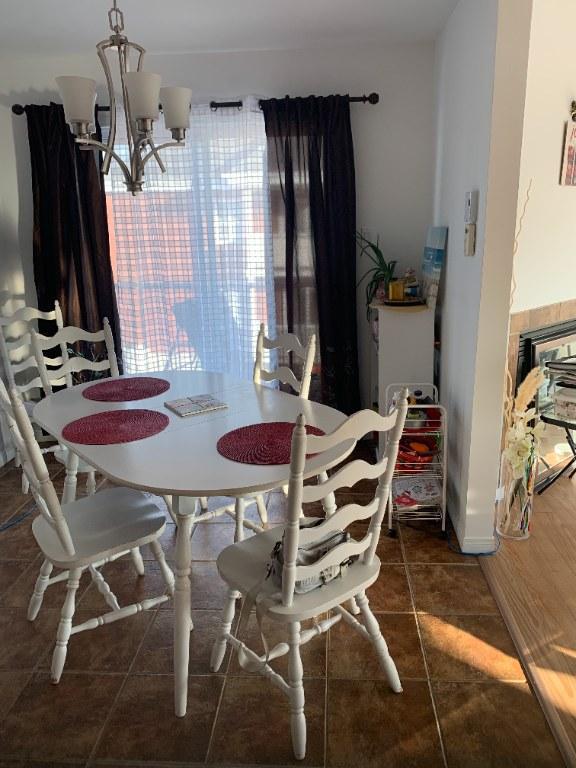 Magnifique Condo/jumelé très lumineux, entrée indépendante avec balcon, longue durée, 2 stationnements inclus. Proximité écoles, garderie, commerces