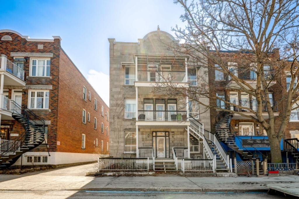 📍 À louer / À vendre – Grand appartement principal sur la rue St-Denis, Montréal (à 100 m du métro)
