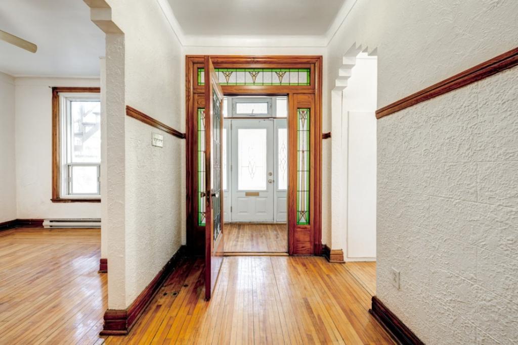 📍 À louer / À vendre – Grand appartement principal sur la rue St-Denis, Montréal (à 100 m du métro)